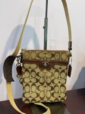 Vintage Coach Signature Hampton Swingpack Crossbody Bag (Style 40688)